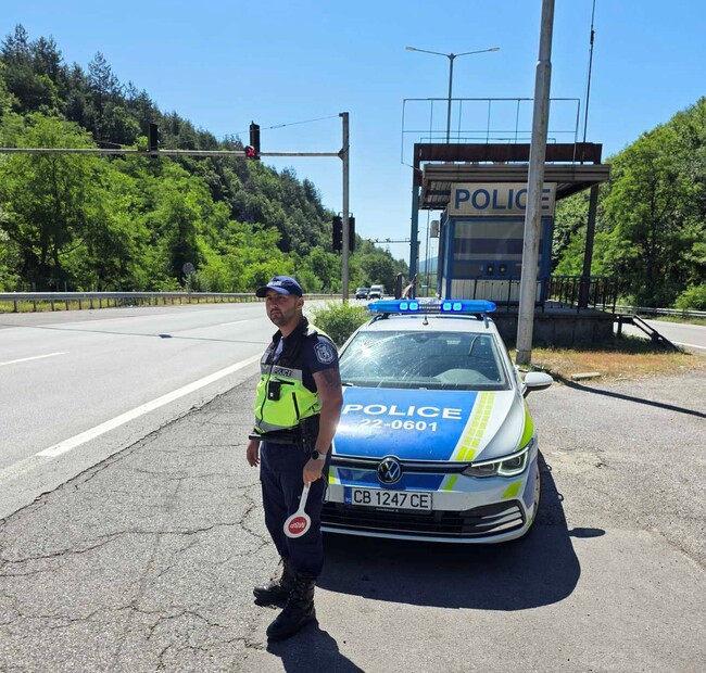 Полицаи от Костенец помогнаха на жена да бъде транспортирана до столична болница