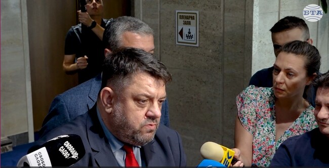 Подобни вотове не целят да свалят правителството, а да забавят България от пътя й към пълна европейска интеграция, каза вицепремиерът Атанас Зафиров