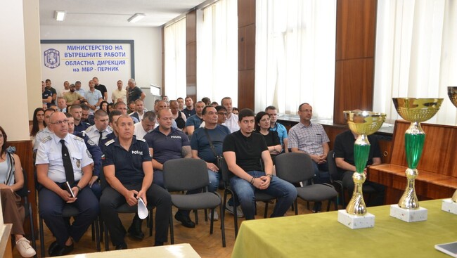 Общо 85 полицейски служители от Перник са наградени за професионалния празник на МВР