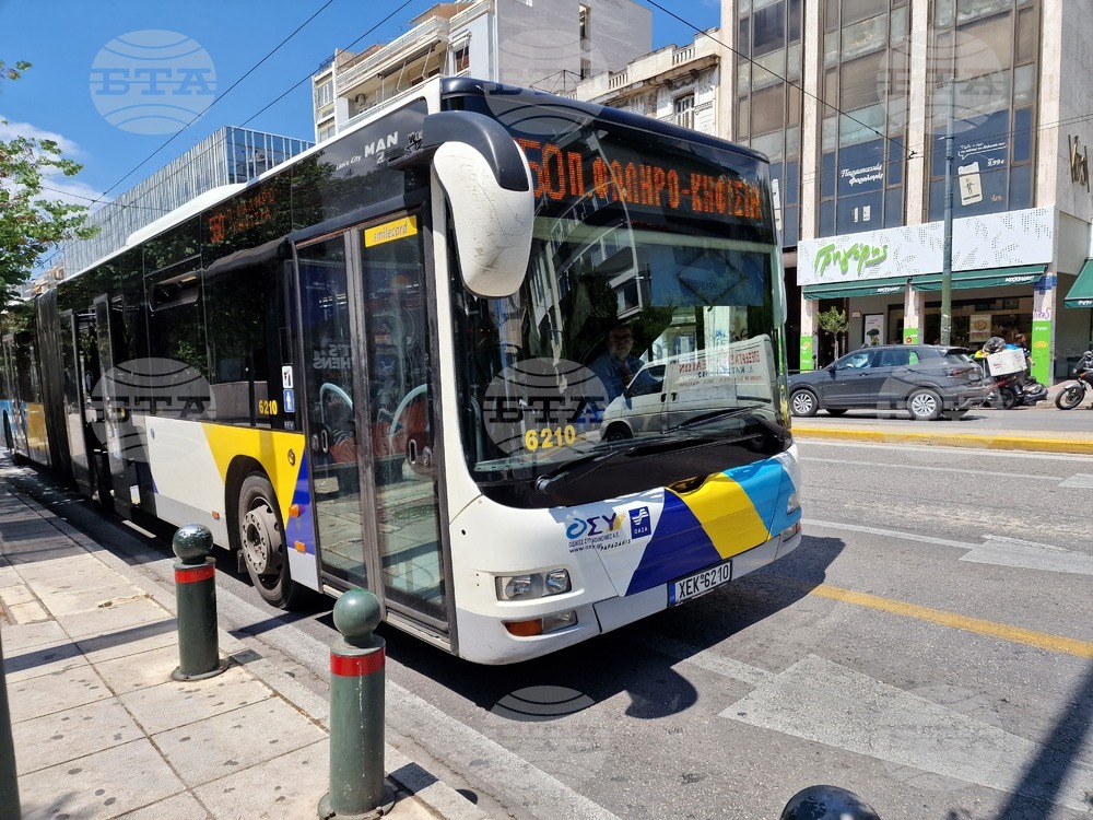 Почти 50 души, сред които деца, пострадаха при катастрофа на два автобуса в Атина