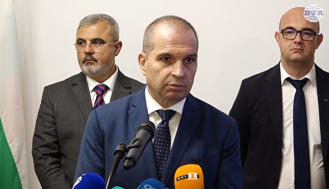 Сформирахме кризисен щаб, който ще търси причината за неработещите климатици във вагони на БДЖ, съобщи Гроздан Караджов