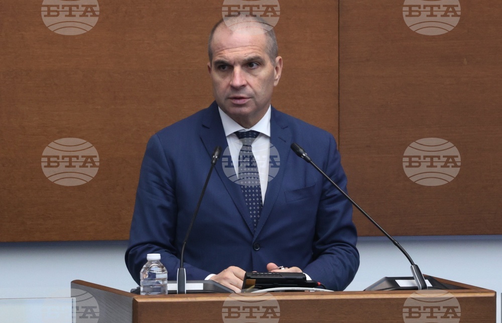 България никога не е изживявала толкова тежка криза на липса на железопътни вагони и мотриси, каза министър Гроздан Караджов