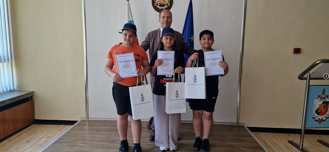 По повод празника на МВР в Смолян наградиха деца, върнали портмоне с 1400 лева