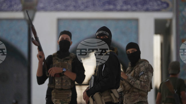 Сирийските власти заявиха, че са задържали бойци, за които се смята, че стоят зад няколко ракетни удара по военното летище "Мезех"