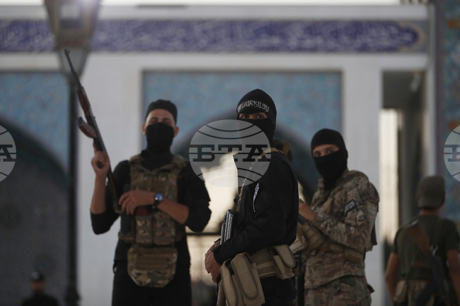 Сирийските власти заявиха, че са задържали бойци, за които се смята, че стоят зад няколко ракетни удара по военното летище "Мезех"