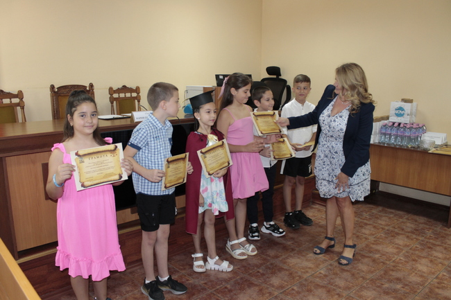 Районен съд – Плевен: Финалът на „Детски съдебен спор“ в Районен съд Плевен премина с вдъхновяващ ентусиазъм и специално звездно участие