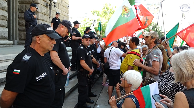 Привърженици на партия "Възраждане" протестираха пред Народното събрание