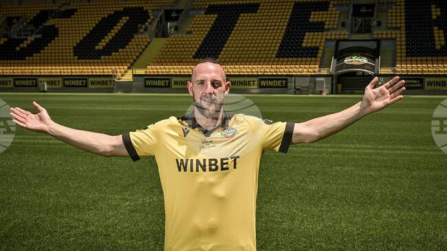 Нападателят на Ботев (Пловдив) Стивън Петков премина в испанския Понферадина 