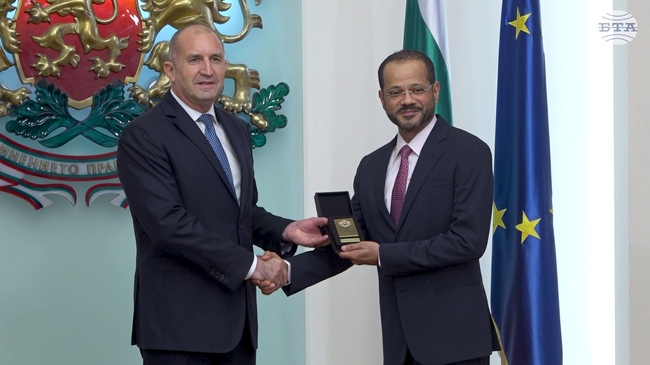 Държавният глава Румен Радев удостои с Почетния знак на президента министъра на външните работи на Оман