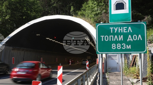 Заради аварирал камион движението в тунел „Топли дол" на АМ „Хемус" се ограничава в една лента, съобщиха от АПИ