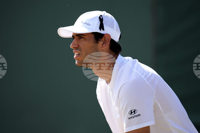 Португалският тенисист Нуно Боржеш игра с черна лента на шапката по време на мача си от третия кръг на "Уимбълдън" в памет на Диого Жота