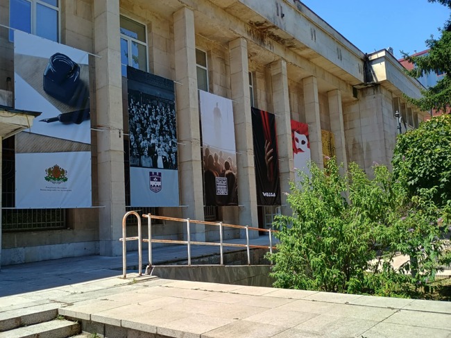 Драматичен театър „Борис Луканов“ – Ловеч: Емблематични фигури от нашата култура оживяват в "Писателското кафене" в Ловешкия театър