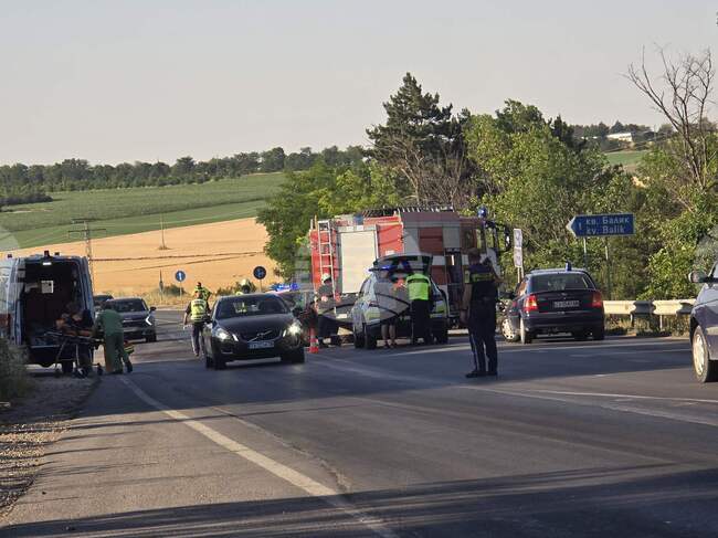 Катастрофа затруднява движението по Околовръстния път до квартал "Балик" в Добрич