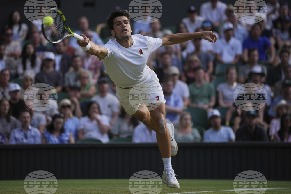 Карлос Алкарас загуби сет, но продължава към четвъртия кръг на "Уимбълдън" с 21-ата си поредна победа