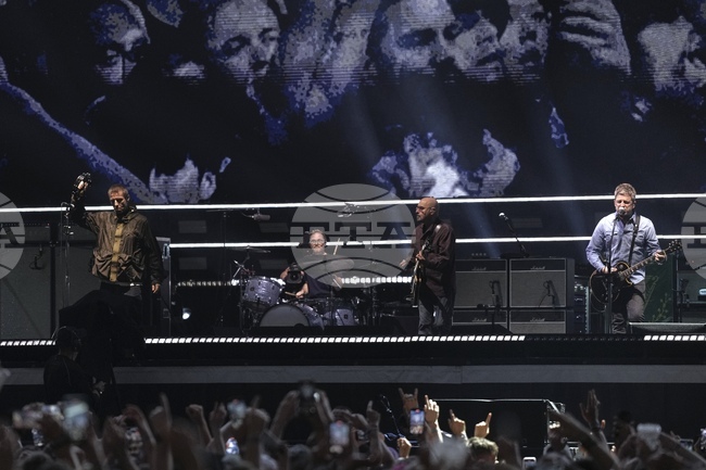 Хосеп Гуардиола чу освирквания по свой адрес от фенове на групата "Оейзис", когато лидерът Лиъм Галахър обяви, че песен е за него