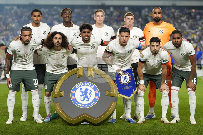 Челси се нуждае от 60 милиона лири, за да регистрира новите си футболисти