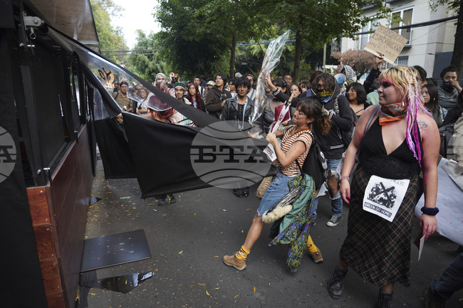 Протест срещу масовия туризъм в Мексико прерасна във вандализъм и тормоз над туристи