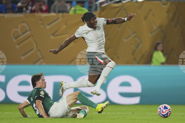 Нони Мадуеке е футболист на Арсенал