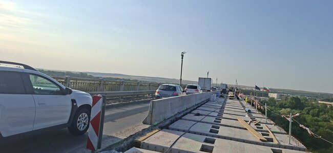 Камион затрудни движението в района на ремонта на Дунав мост край Русе за час