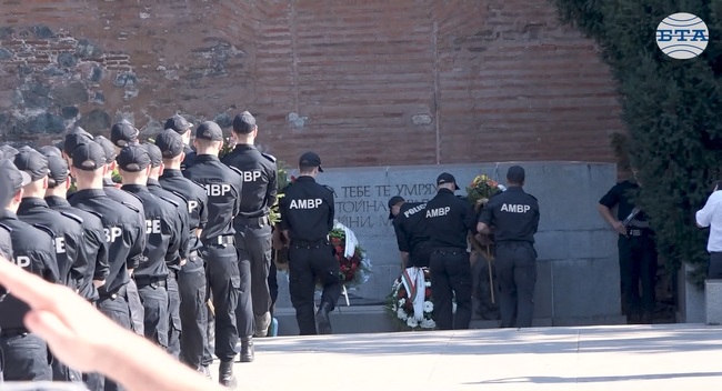 С водосвет на знамената и поднасяне на венци и цветя пред Паметника на незнайния воин МВР отбеляза 146 години от създаването си