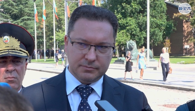 Няма да се поколебаем да подвеждаме под отговорност хората, които нарушават обществения ред и посягат на полицаи, заяви Даниел Митов