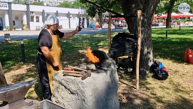 Ножаро-ковашкият пленер „Огън и искри“ в Стара Загора събра над 35 майстори в занаята