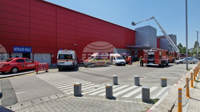 Пожар избухна в най-големия търговски център в Букурещ