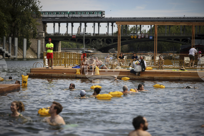 Над 50 000 души са се изкъпали в Сена досега, съобщи френска министърка