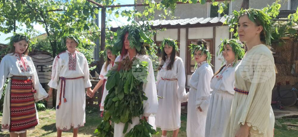 С пресъздаване на обичая "Пеперуда" за измолване на дъжд започна Празникът на пеперудите в Полска Скакавица