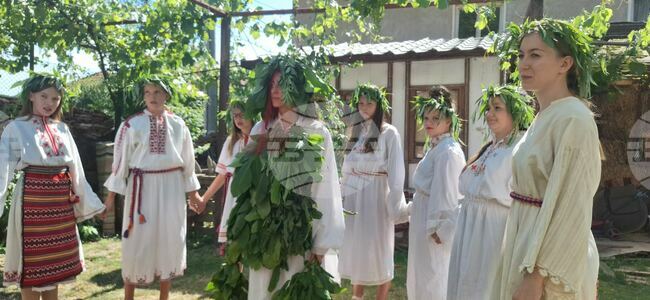 С пресъздаване на обичая "Пеперуда" за измолване на дъжд започна Празникът на пеперудите в Полска Скакавица