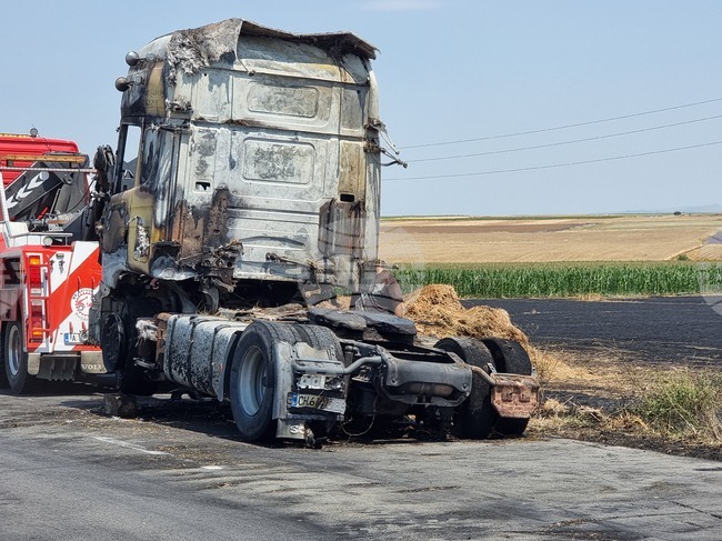 Заради запалил се в движение тир е ограничено движението по международния път за ГКПП "Лесово"