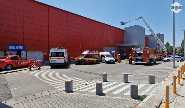 Пожар избухна в най-големия търговски център в Букурещ