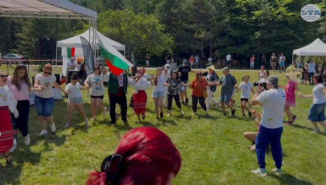 Любители на българския фолклор се събраха край самоковското село Долни Окол на фестивала „Арно“