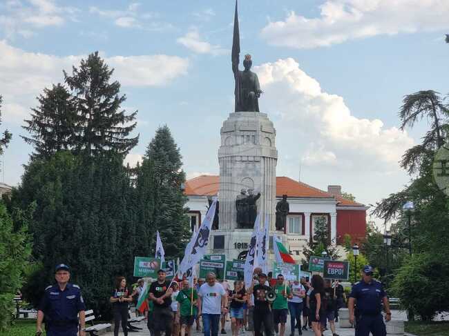 Протестно шествие с настояване за референдум преди влизането на България в Еврозоната се състоя във Велико Търново