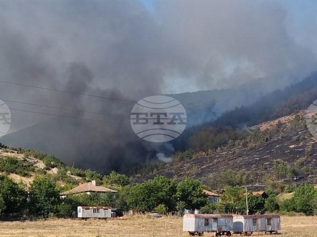 Продължава пожарът край кърджалийското село Звезделина, променлив вятър пречи на локализирането му
