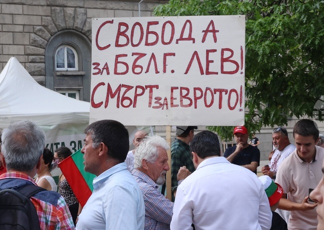 Протестиращи в защита на българския лев блокираха движението по столичния бул. "Цар Освободител"
