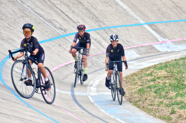 Разград посрещна колоездачи от страната за две състезания на писта