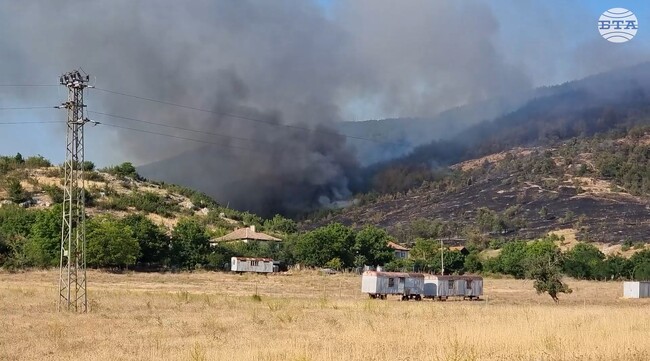 Продължава пожарът край кърджалийското село Звезделина, променлив вятър пречи на локализирането му