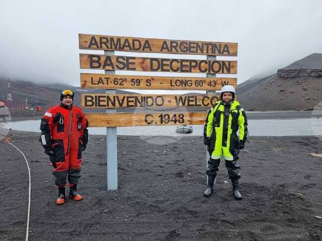 Ден 55 - Антарктида - Командирът на НИК 421 и членове на екипажа посетиха аржентинската полярна база „Дисепшън“
