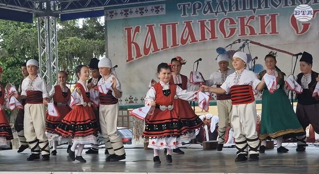 С песни, танци и народни носии оживя поредното издание на Капанския събор в разградското село Гецово