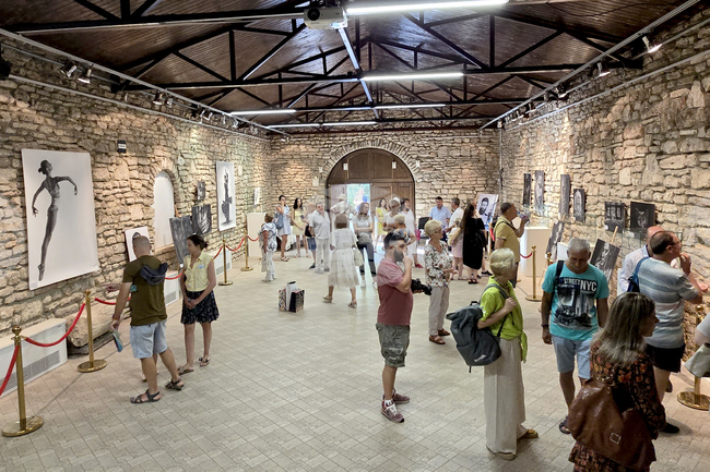 Изложба графика “Моят свят” на Явор Куманов бе открита в “Двореца” в Балчик