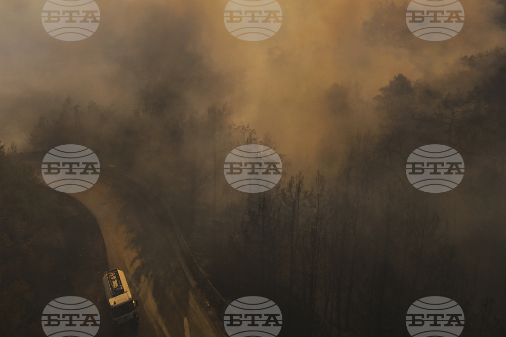 Турция изпрати в Сирия два самолета за гасене на пожари, докато сама се бори с много огнища