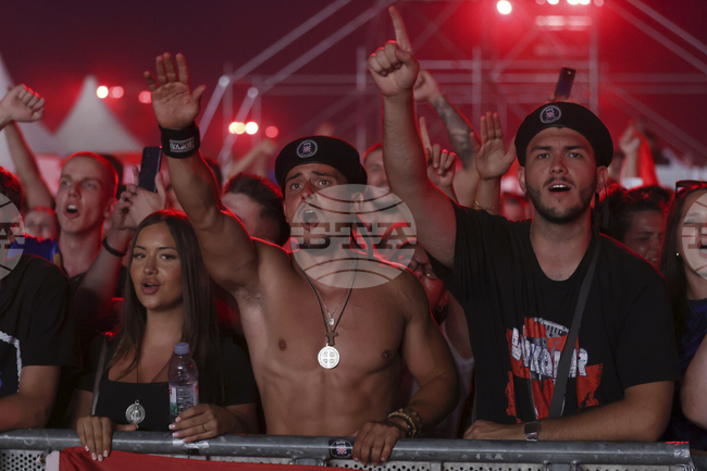 Многохиляден концерт на националистическия хърватски певец Томпсън не мина без пронацистки поздрав