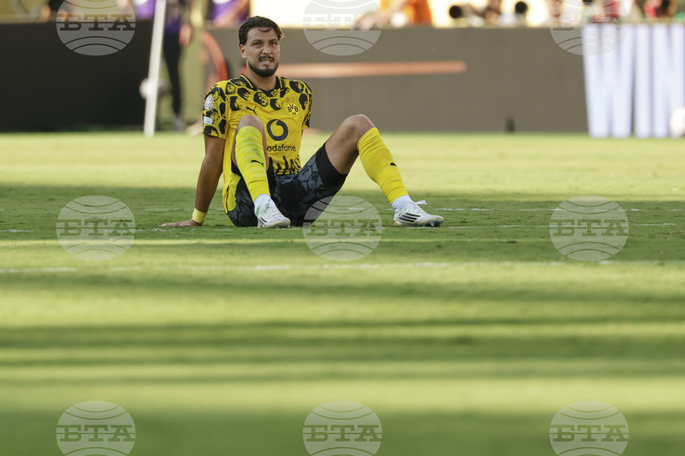 Проливен дъжд и подгизнал терен провалиха първата планирана тренировка на Борусия Дортмунд в Австрия