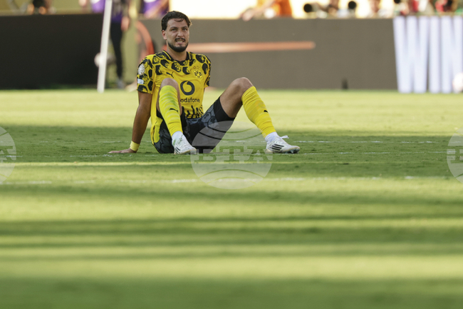 Проливен дъжд и подгизнал терен провалиха първата планирана тренировка на Борусия Дортмунд в Австрия