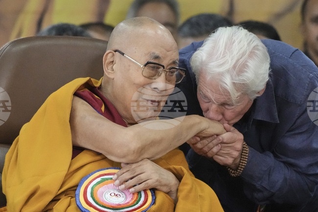 Лидерът на тибетските будисти Далай Лама навърши 90 години