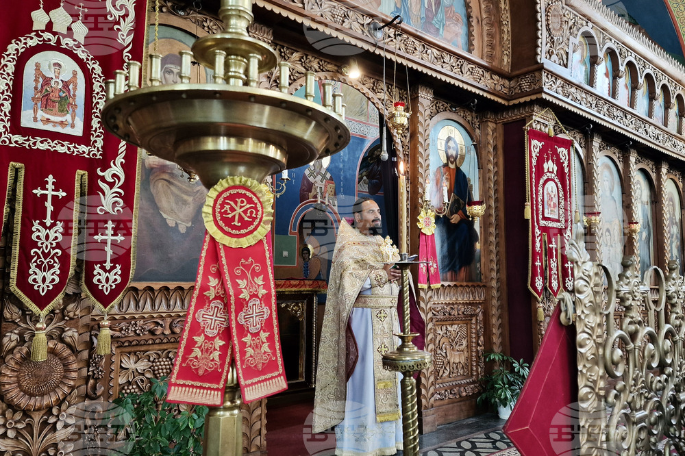 Шумен - храм „Св. Три Светители" - литургия