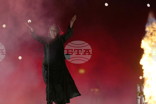 Ози Озбърн се сбогува с феновете на концерт в Бирмингам