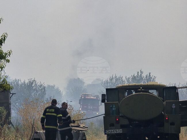 Пожар гори в прасковен масив край сливенския квартал "Речица"