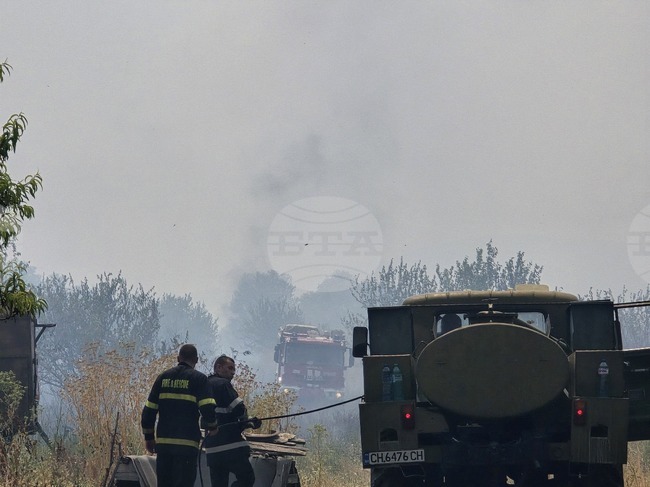Военни, доброволци и земеделци с техника се включиха в гасенето на пожарите в Сливен